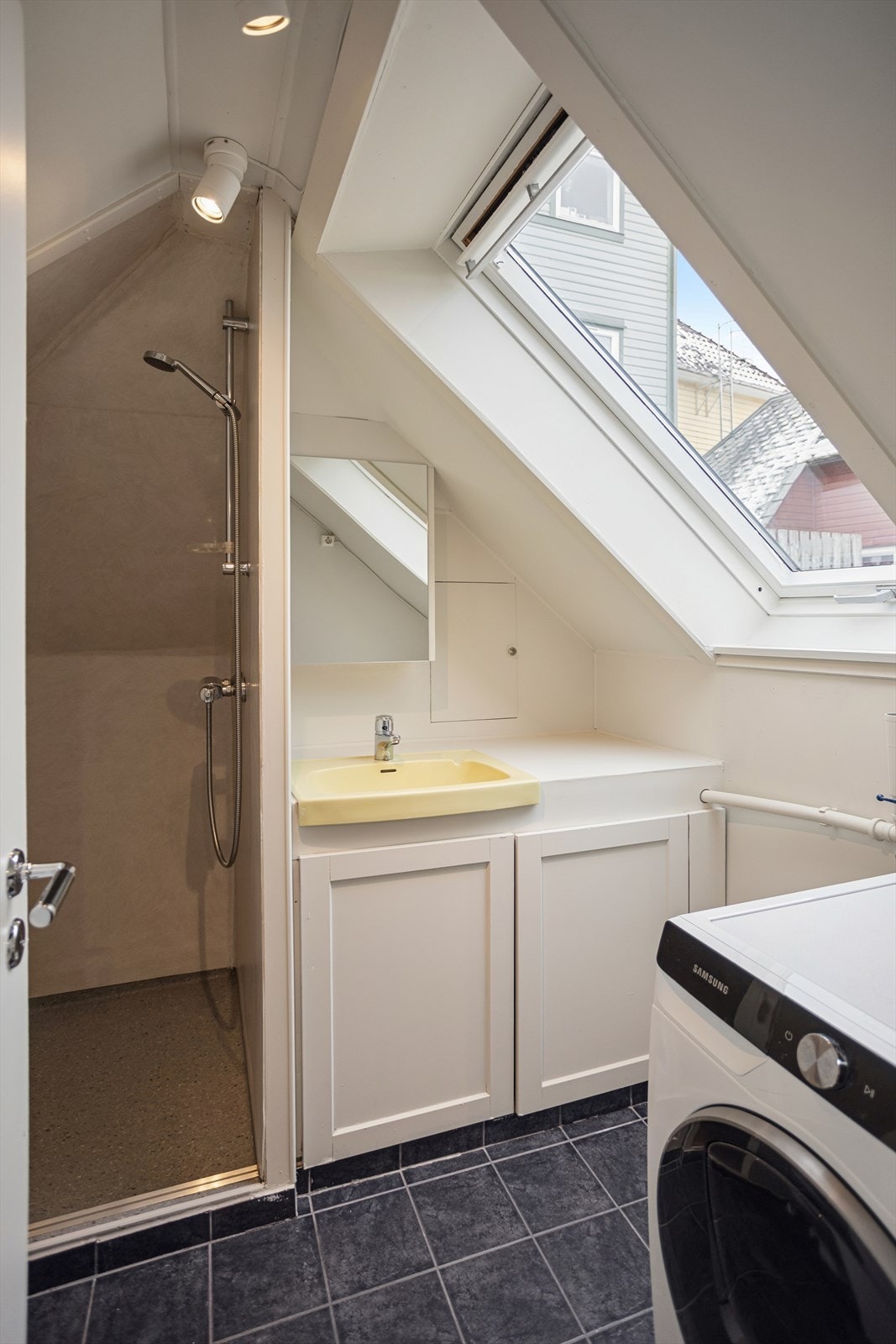 Bad i loftsetasje - funksjonelt og praktisk plassert. Galleribilde