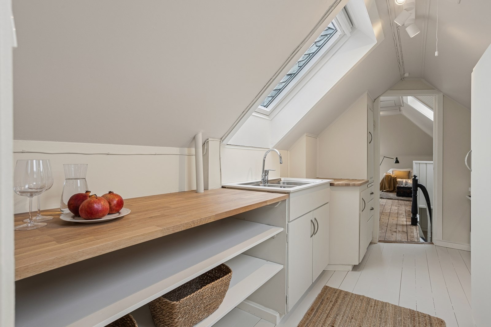 Praktisk tekjøkken i loftsetasje - ideelt for sonedelt bruk. Galleribilde