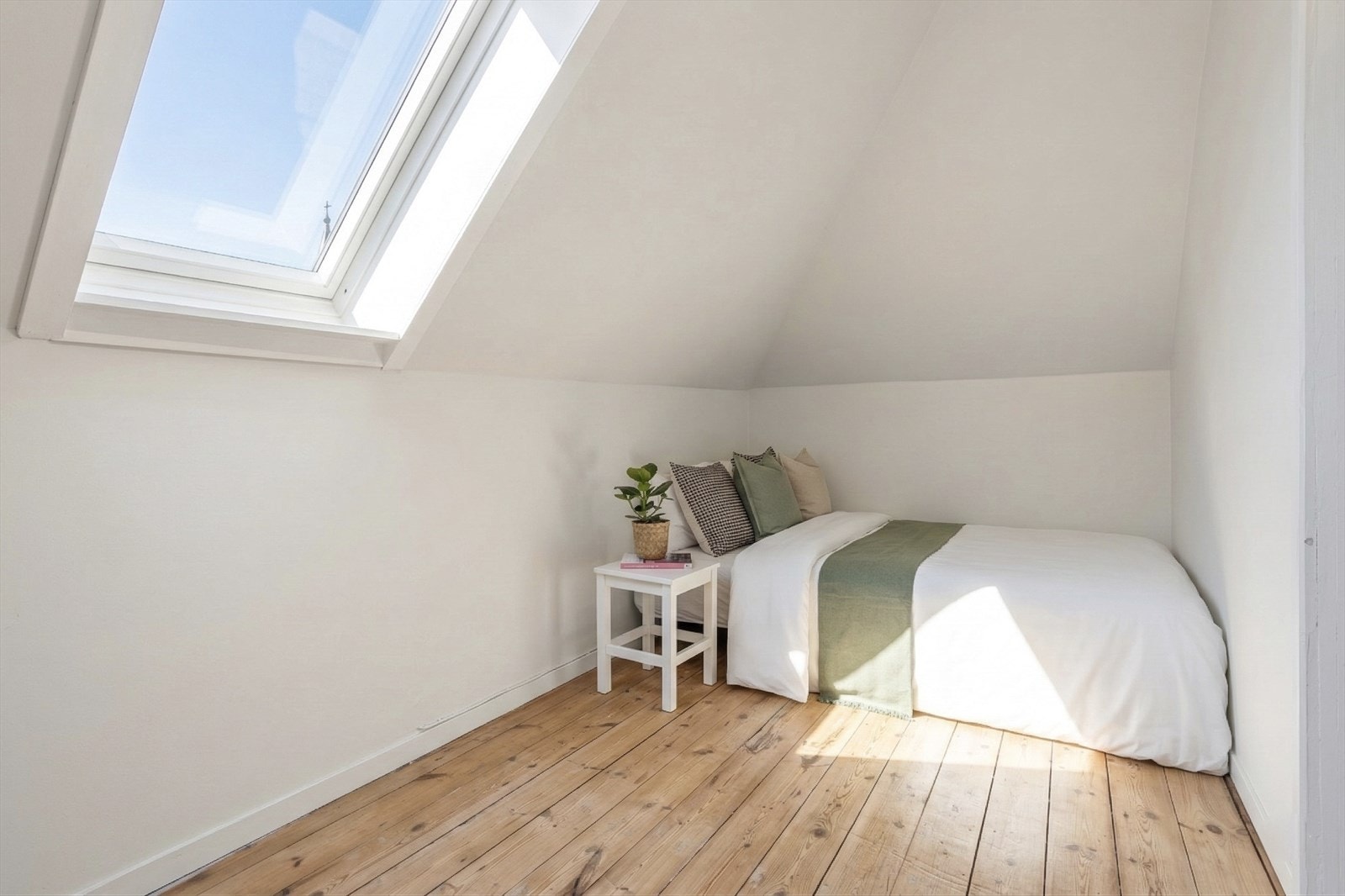 Soverom med god plass og naturlig lys fra takvindu. Galleribilde