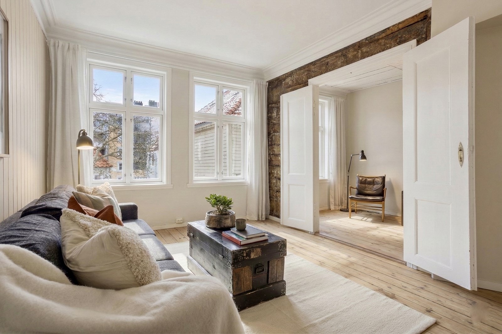 Store vindusflater gir jevnt og fint lys inn i stuen. Galleribilde