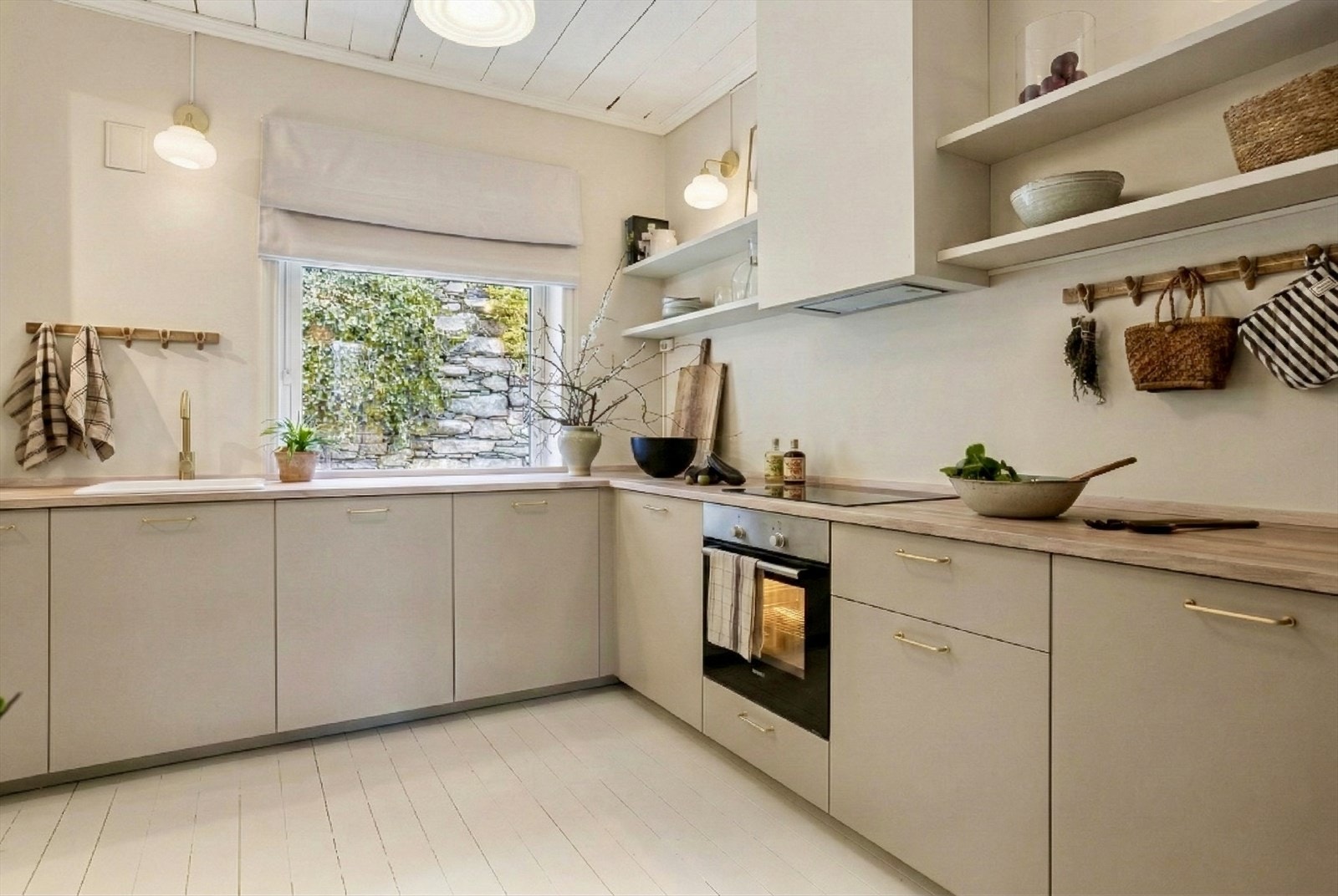 Lys og innbydende kjøkkenløsning som binder etasjen sammen. Galleribilde