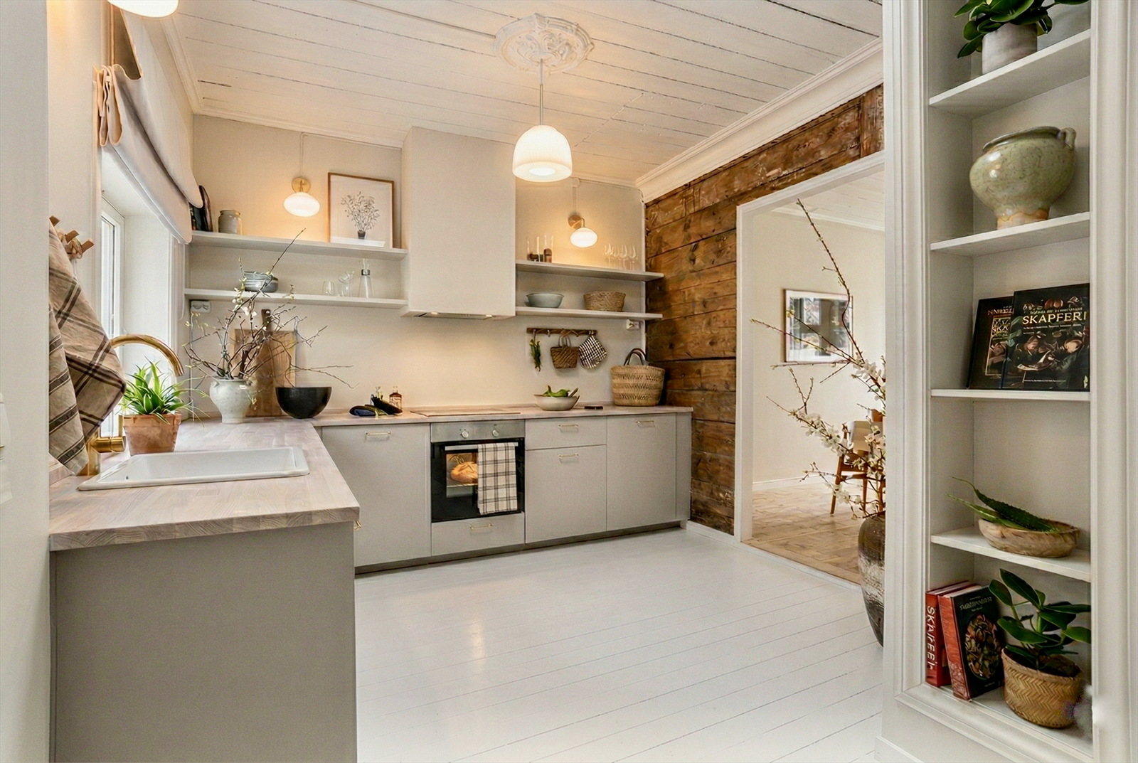 Romslig kjøkkensone med både arbeidsplass og oppbevaring. Galleribilde