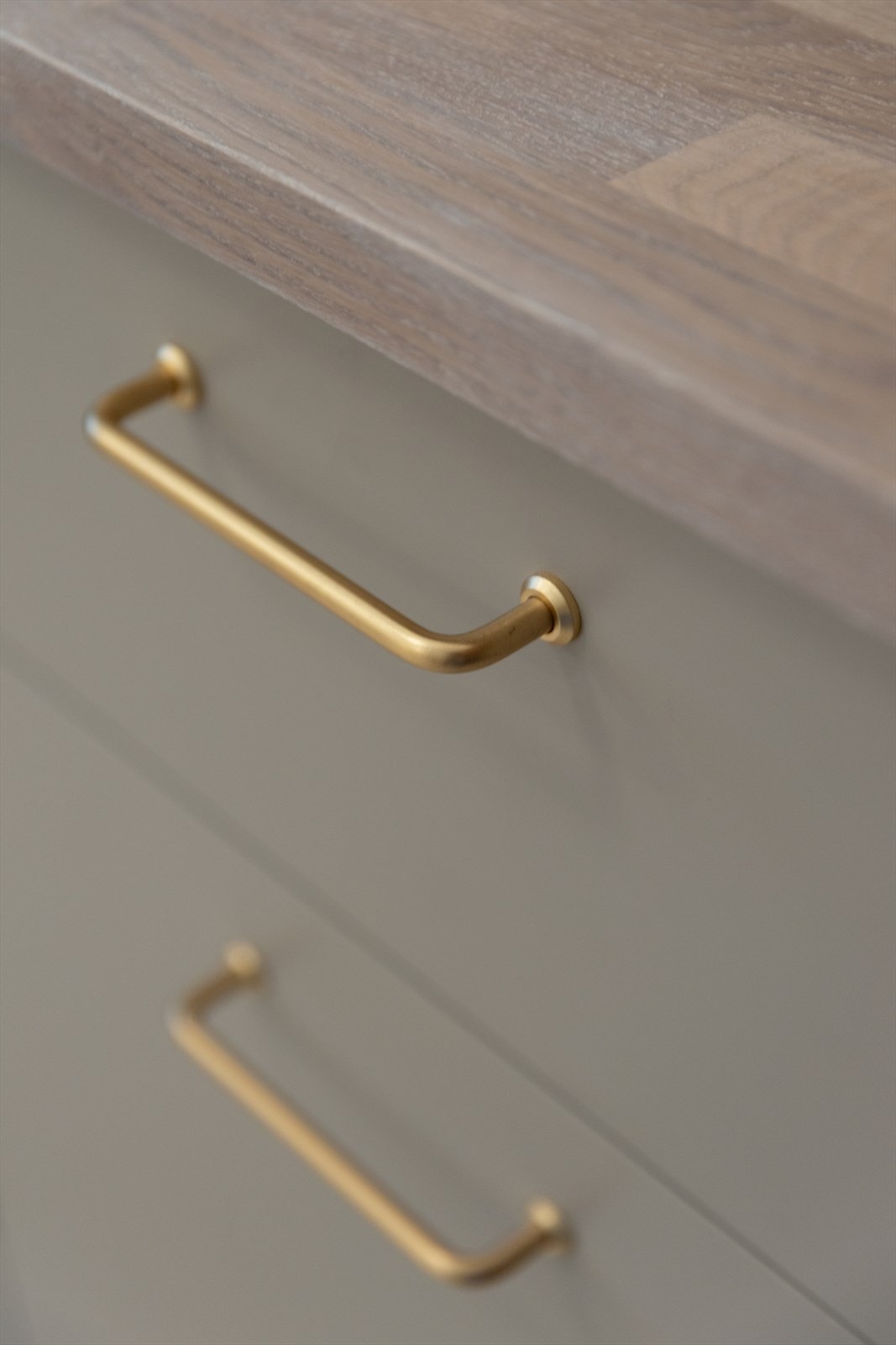 Lekkert og nytt kjøkken med integrerte hvitevarer og praktisk arbeidsflyt. Galleribilde