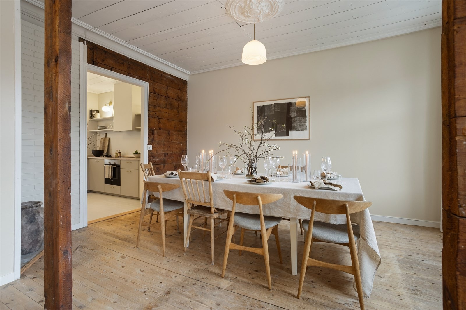 God plass til langbord i spisestuen som ligger fint til like ved kjøkkenet. Galleribilde