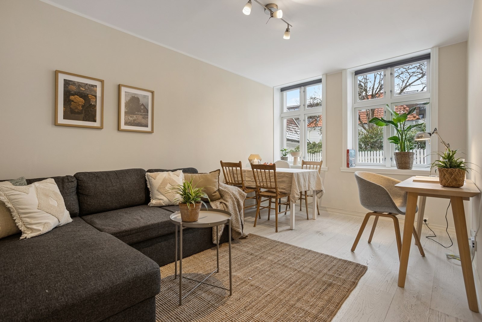 Stue i underetasje- lyst rom med mulighet for god møblering. Galleribilde