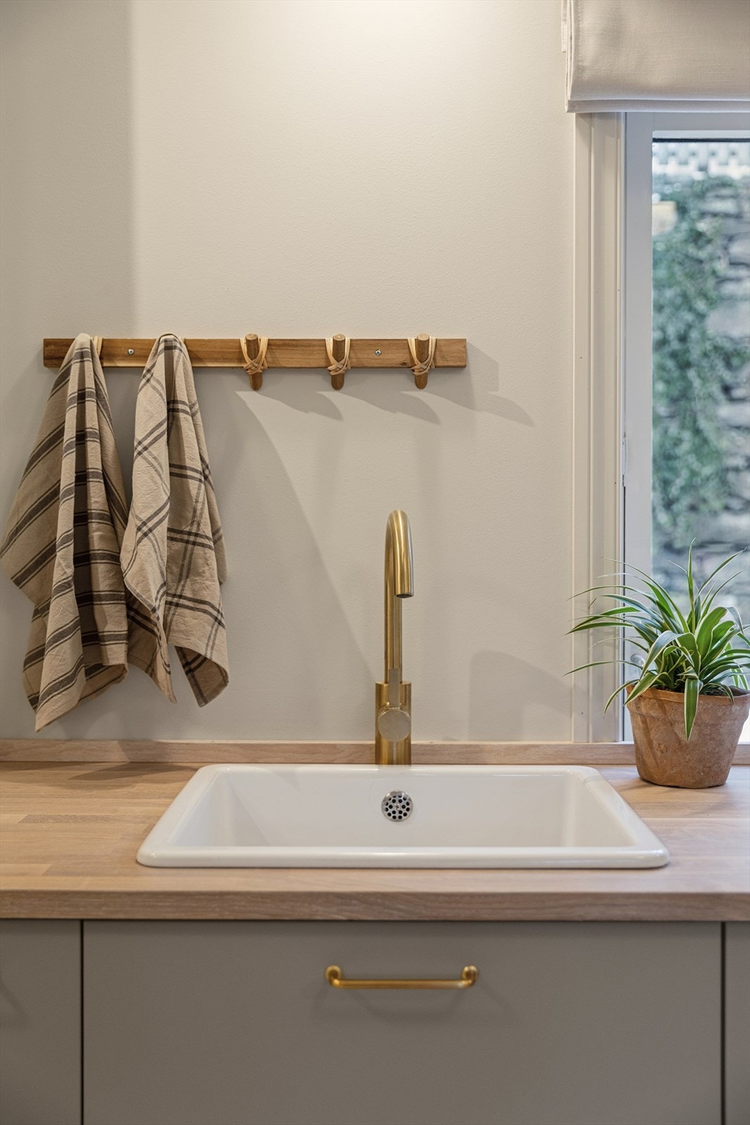 Gode benkeplater og tidløse fronter gir helhet og kvalitet. Galleribilde