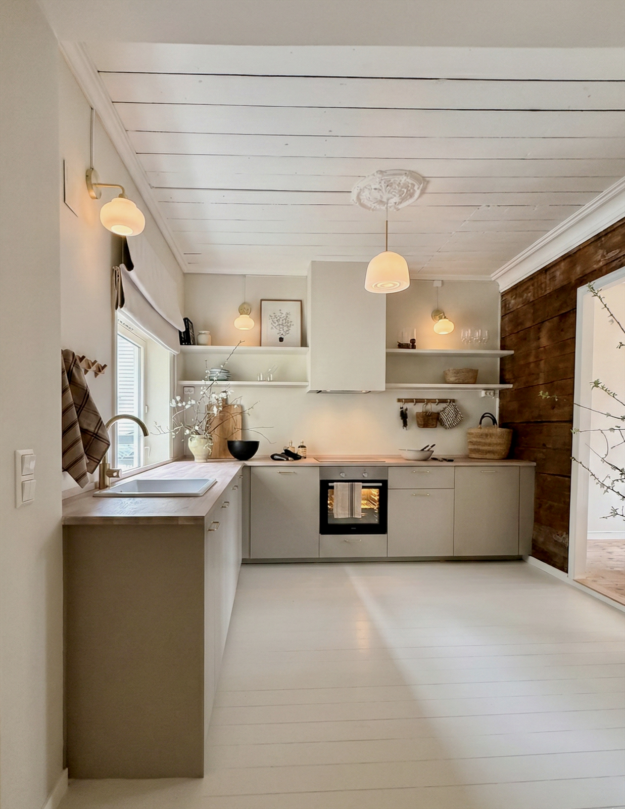 Flotte materialvalg og harmoniske farger på kjøkkenet. Galleribilde