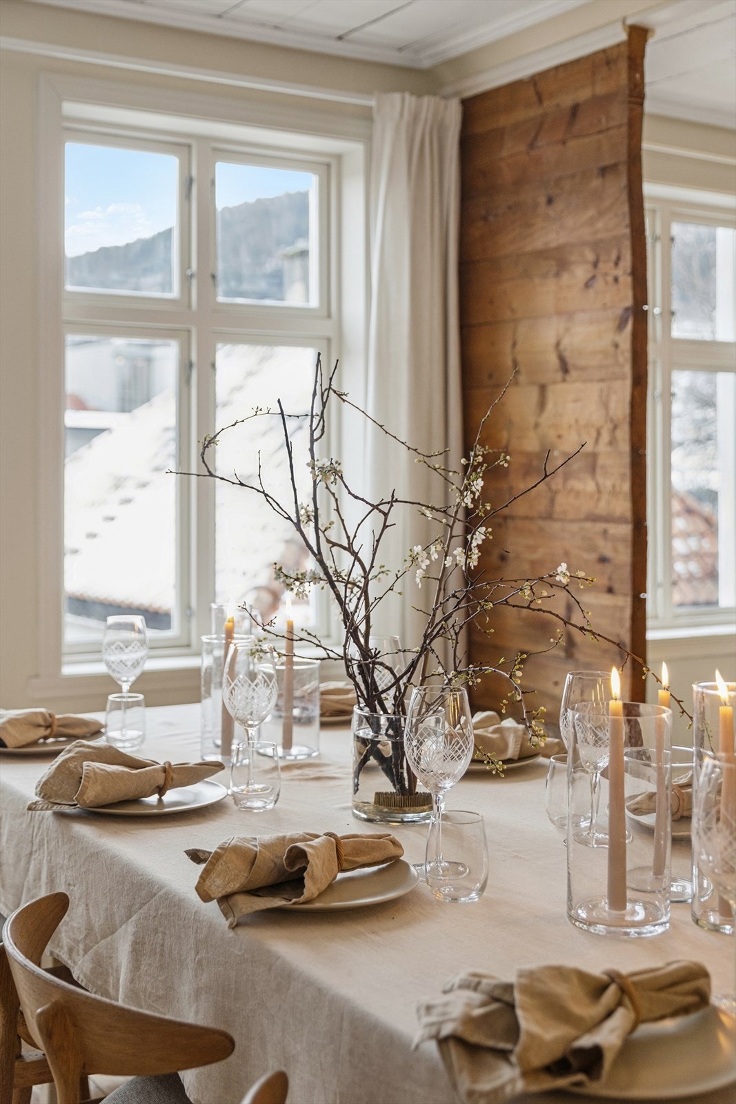 Spiseplass med naturlig lysinnslipp - perfekt til måltider og sosiale stunder. Galleribilde