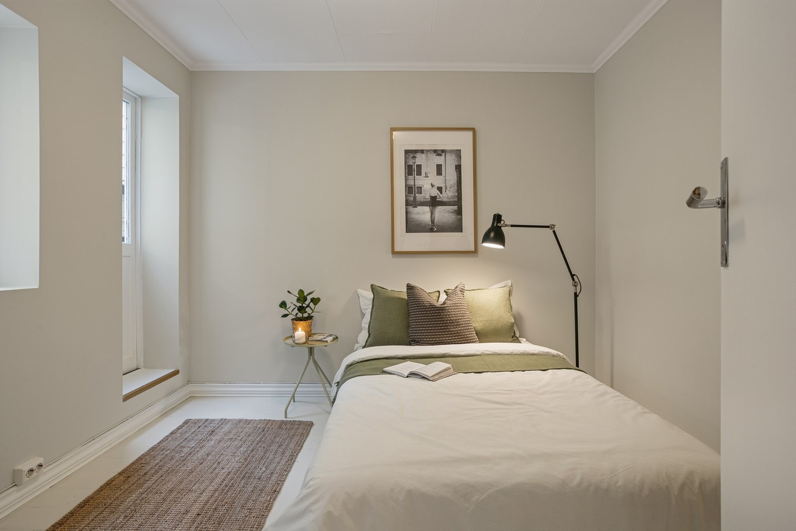 Soverom i 1. etasje med utgang til hage. Galleribilde