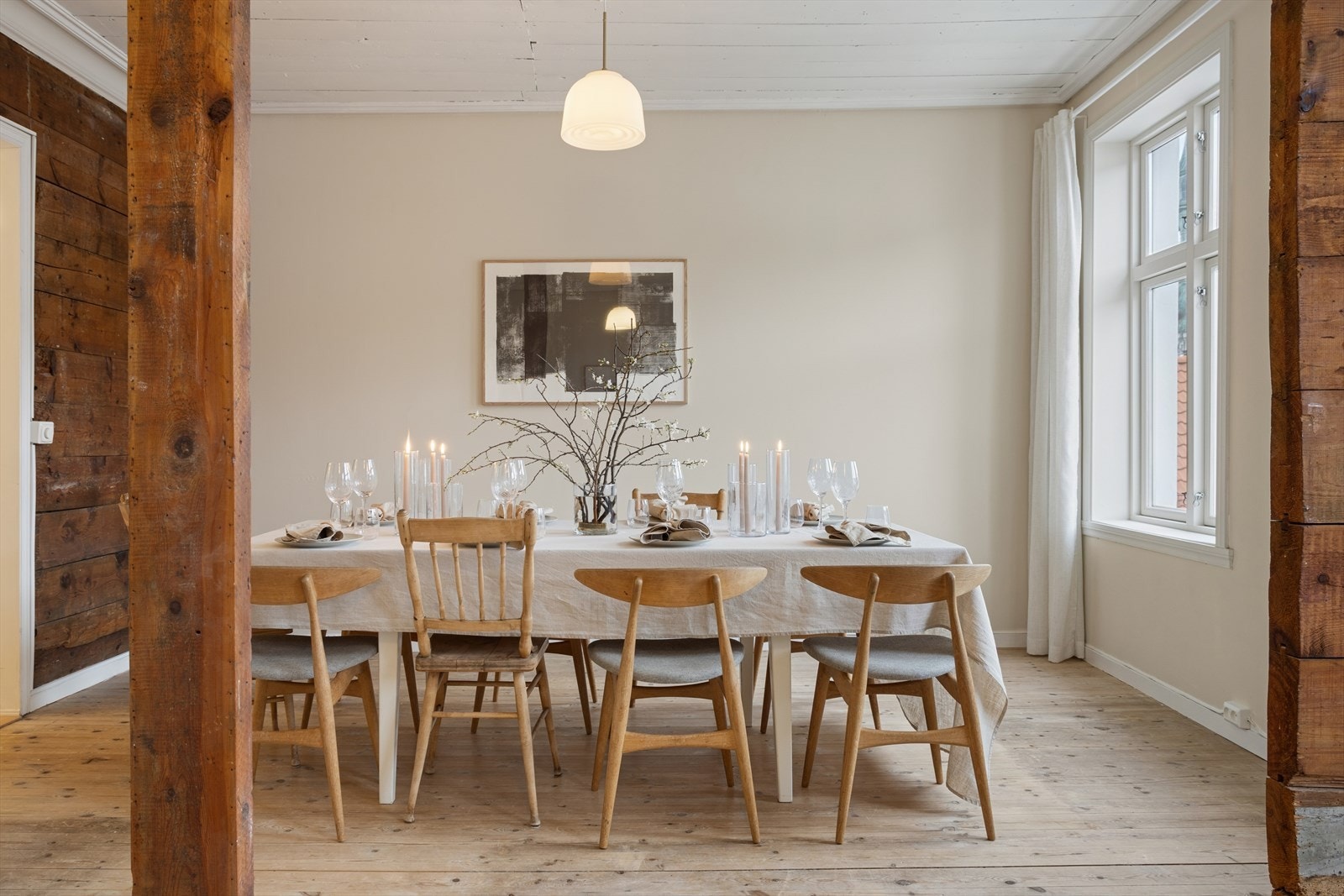 Spiseplassen ligger lunt og praktisk plassert midt i etasjen. Galleribilde