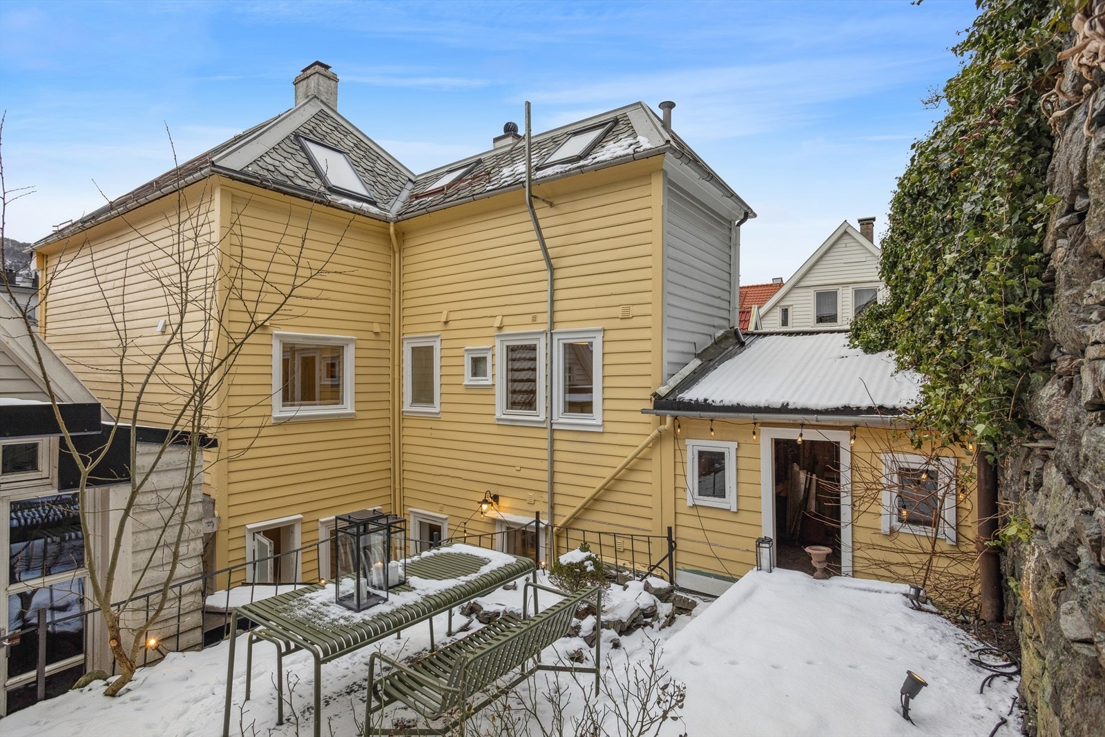 Solrik uteplass med sittemuligheter. Galleribilde