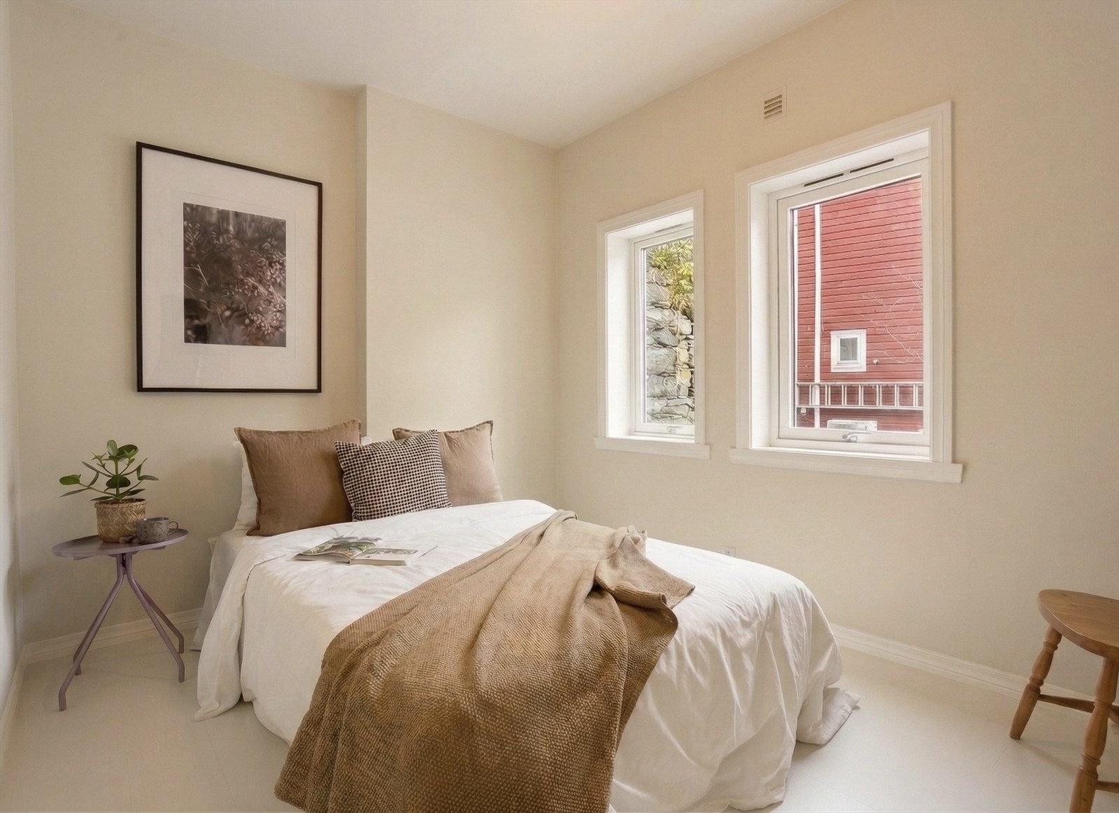 Soverom i 2. etasje med innbydende fargevalg og god planløsning. Galleribilde