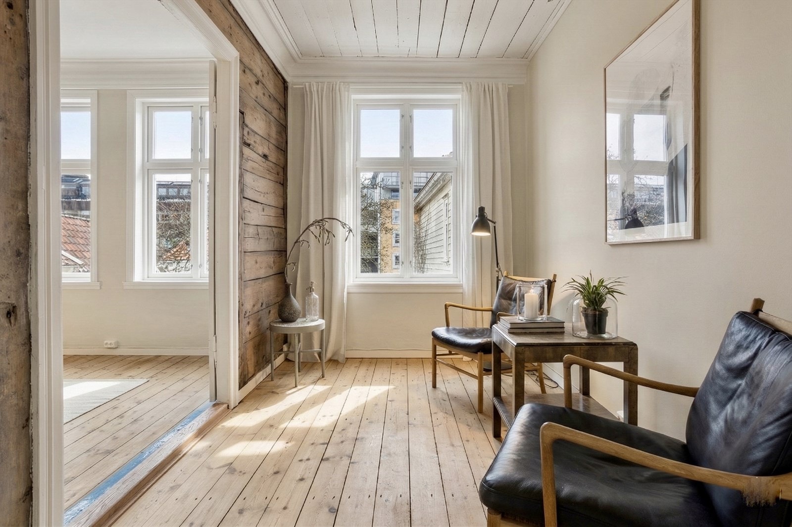 Romslig stue med luftige soner og varme materialer. Rommet kan også benyttes som soverom. Galleribilde