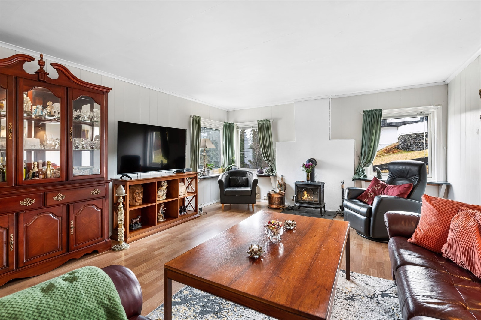 En stue med planløsning som er enkel å møblere Galleribilde