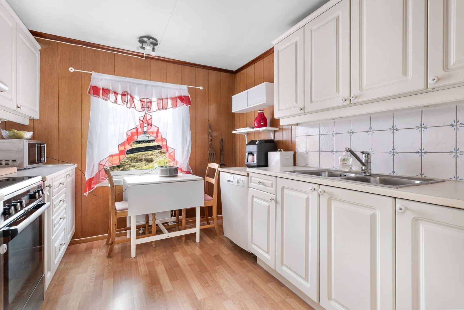 Kjøkkeninnredning er fra ukjent årstall med profilerte fronter og benkeplate med laminert overflate Galleribilde