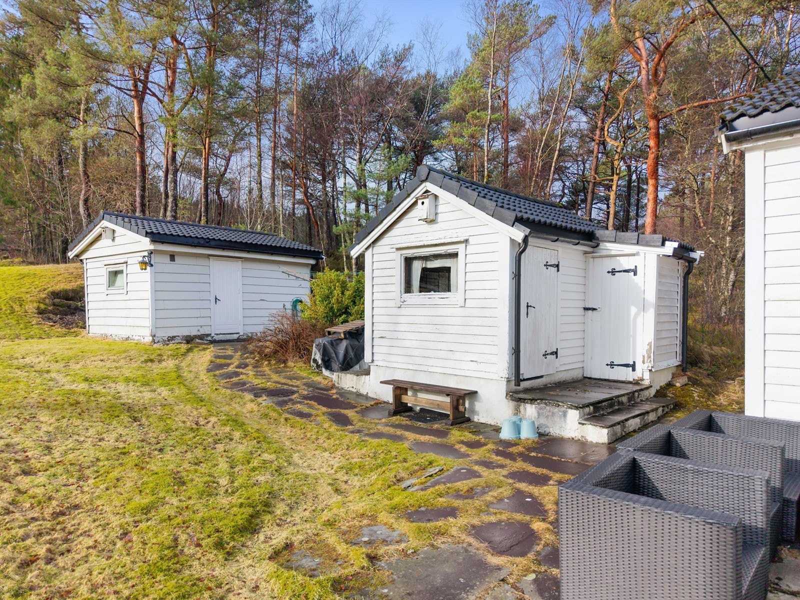 På tomten er det også redskapsbod og pumpehus med vaskerom Galleribilde