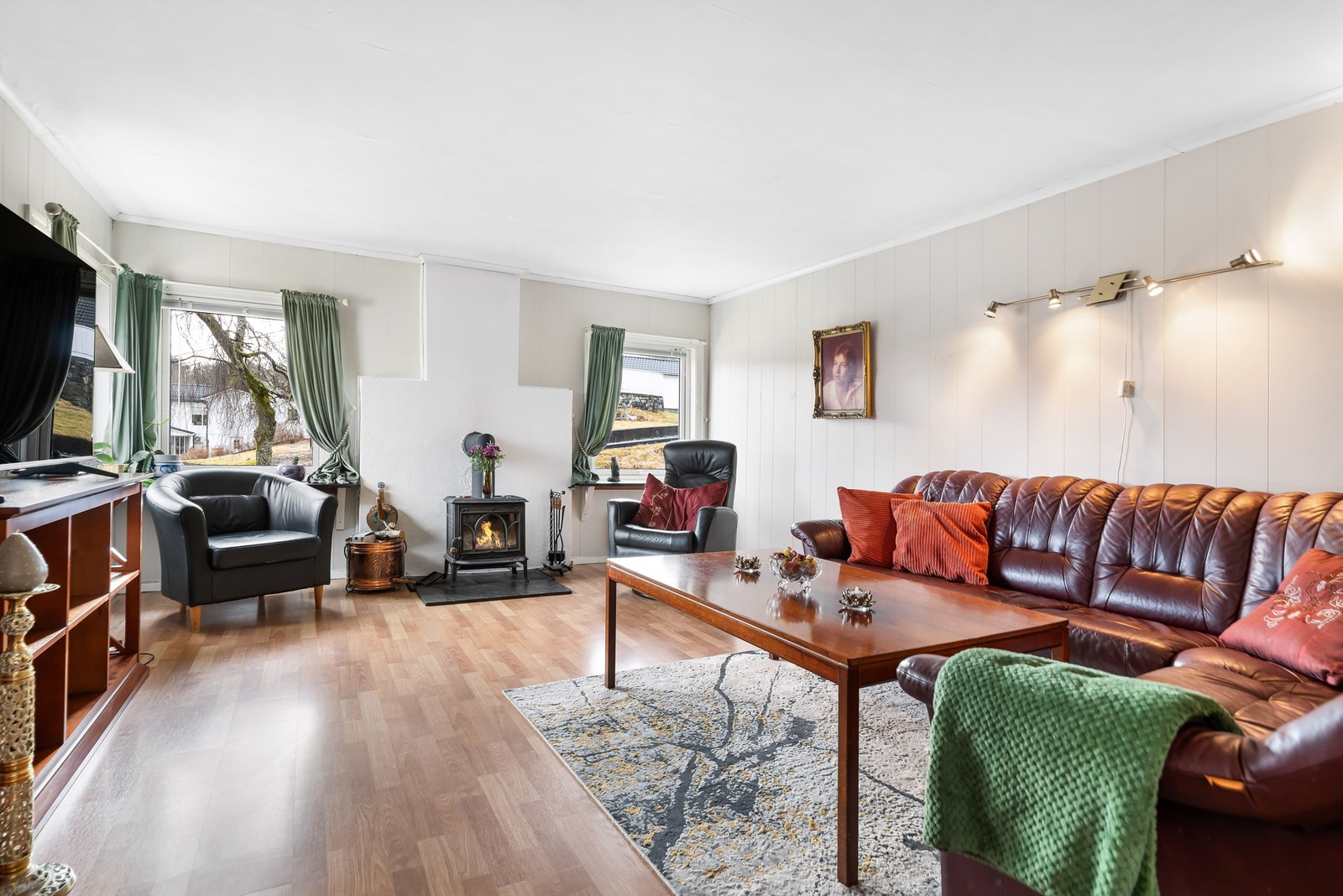 Oppvarming av boligen skjer i en kombinasjon mellom bruk av ildsted og varmepumpe plassert hhv i stue og spisestue Galleribilde