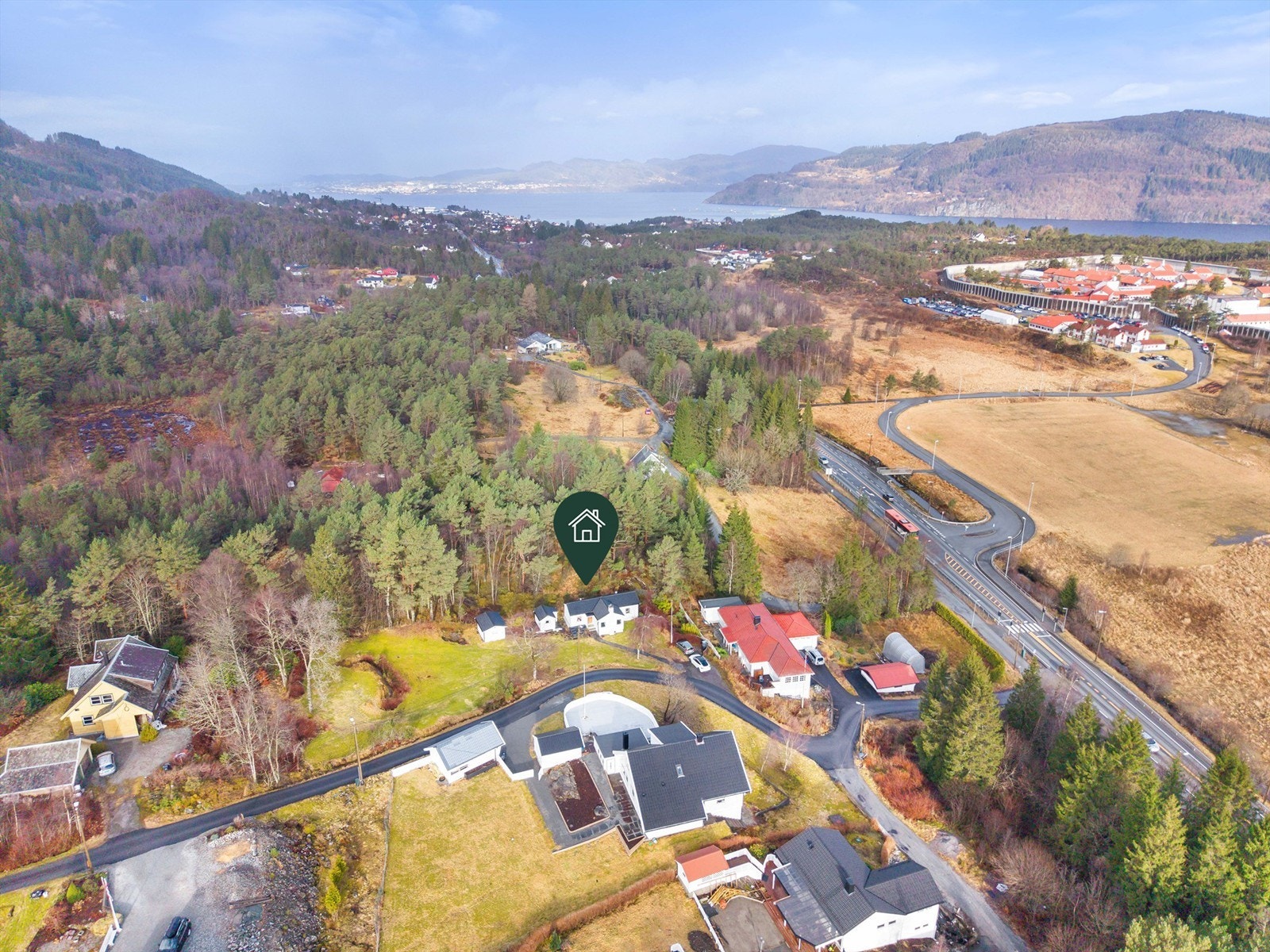 Bildet viser området nord for eiendommen med Sørfjorden som strekker seg fra Arnavågen i sør til Osterfjorden i nordvest Galleribilde