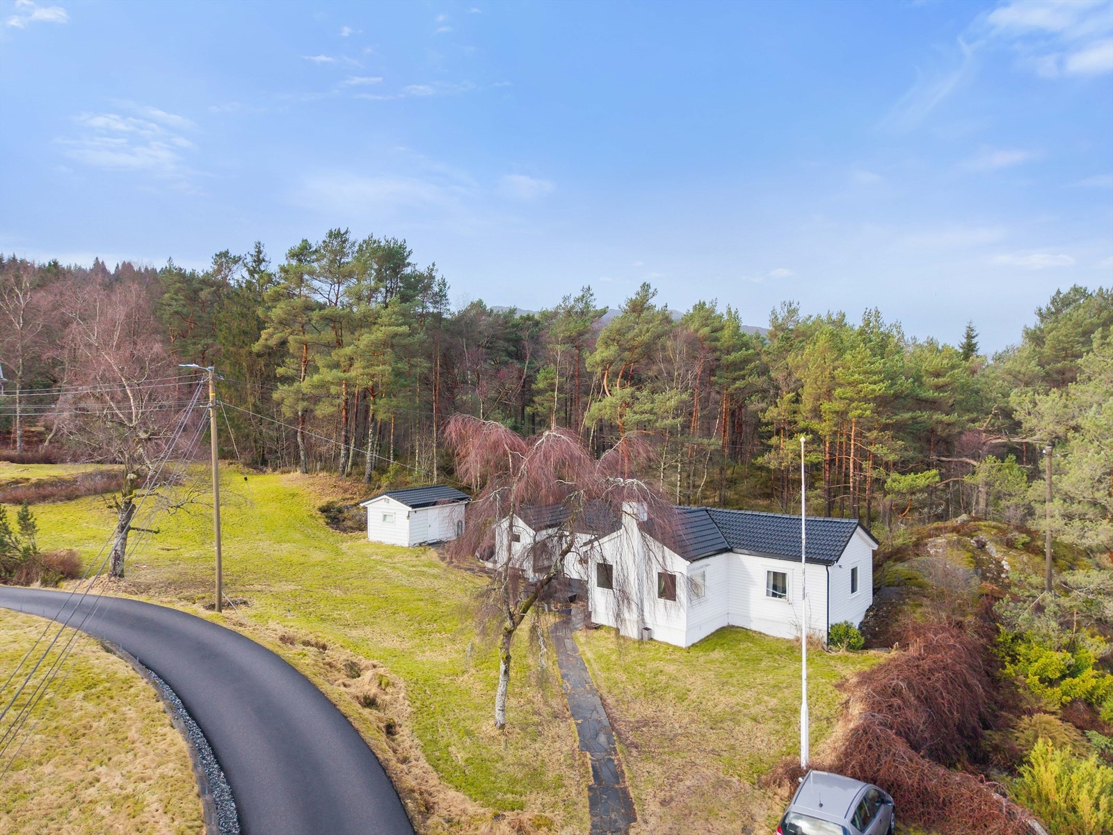 Krogsveen v/Thomas Hauge presenterer Ospelia 5 - Enebolig med moderniseringsbehov, stor tomt på 1,7 mål og idyllisk beliggenhet. Alt på ett plan. Kort vei til Åsane senter. Galleribilde