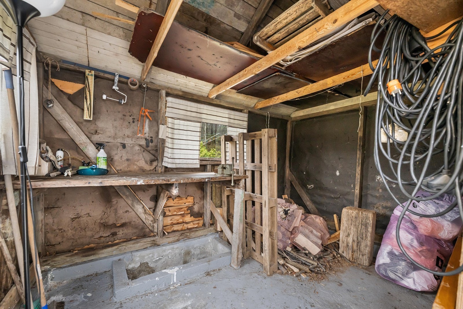 Innvendig bilde av redskapsboden Galleribilde