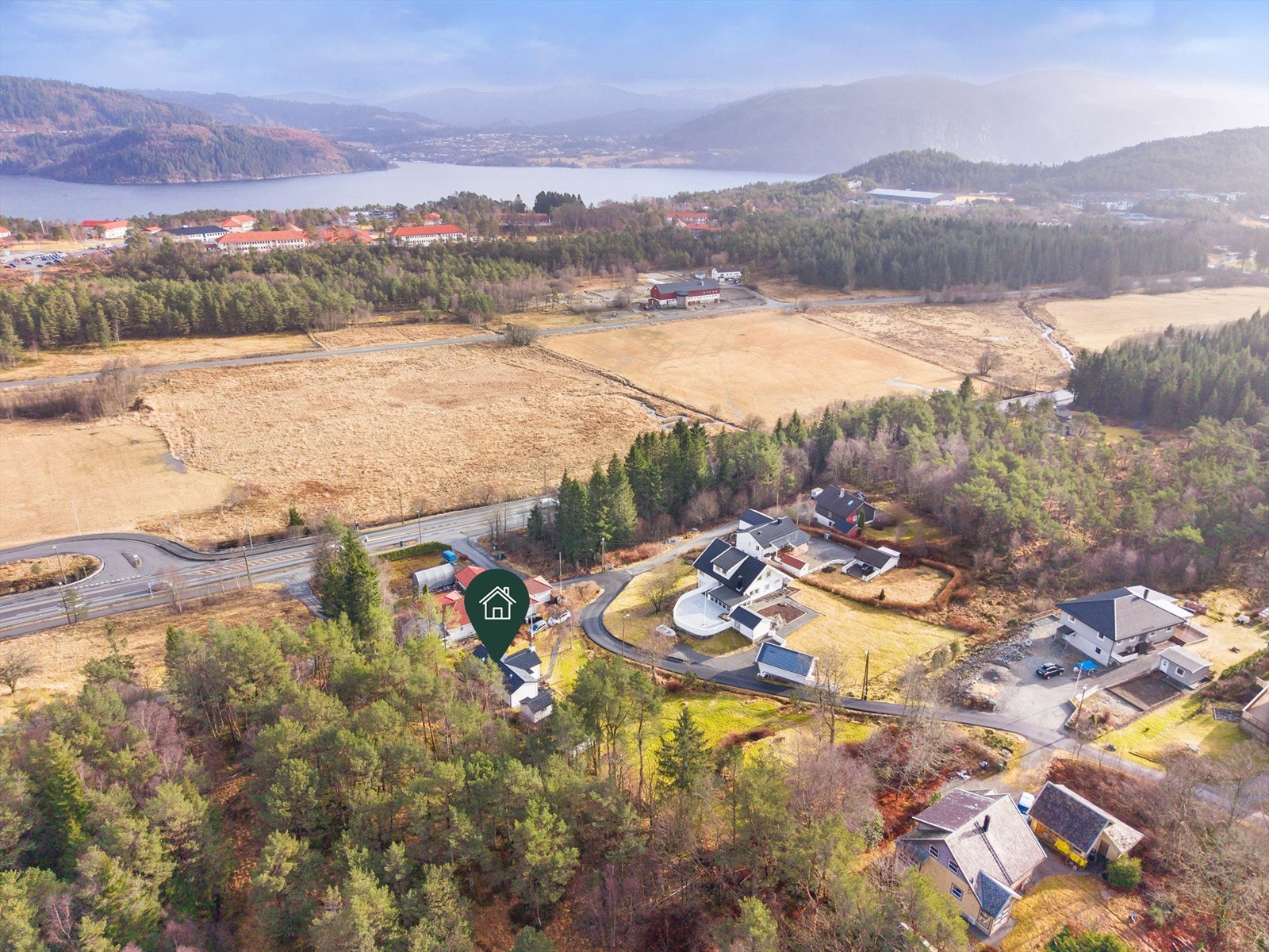 Like i nærheten ligger også Bergen Travpark og området er kjent for er godt hestemiljø og fine områder for rideturer Galleribilde