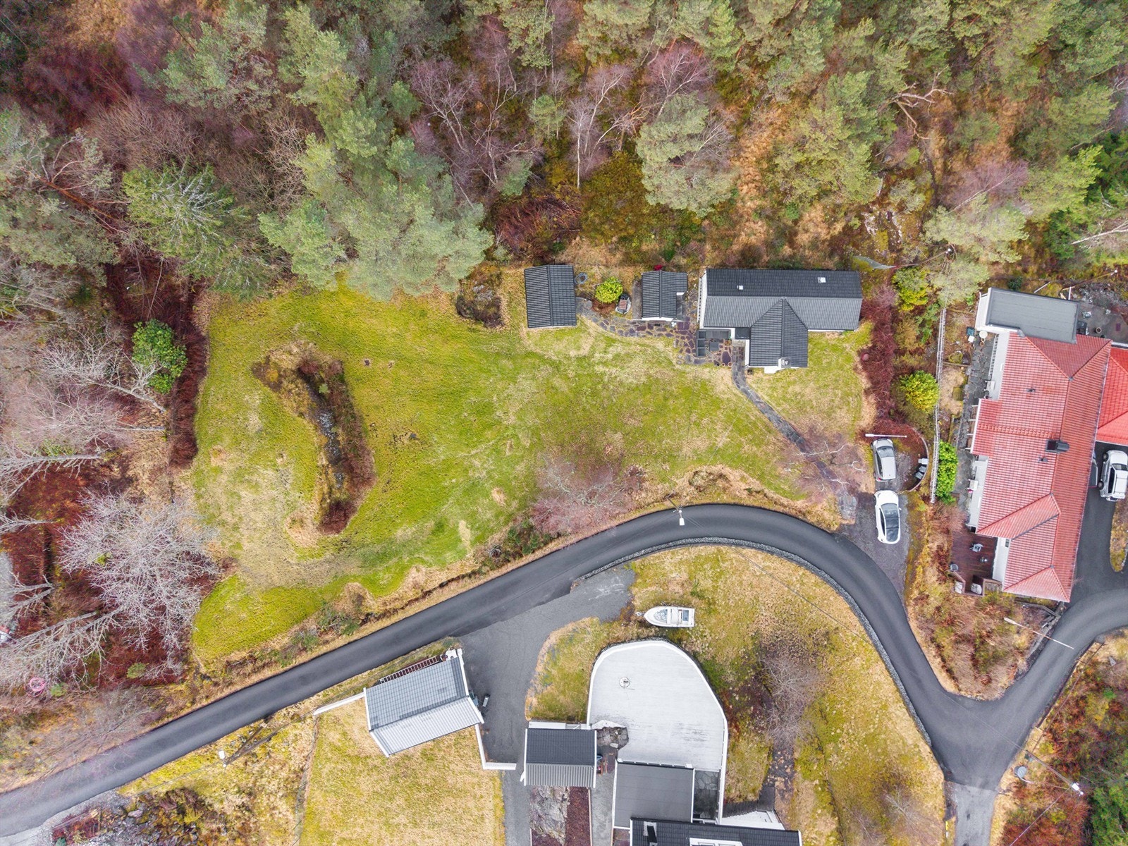 God plass til biloppstillingsplass for flere biler Galleribilde