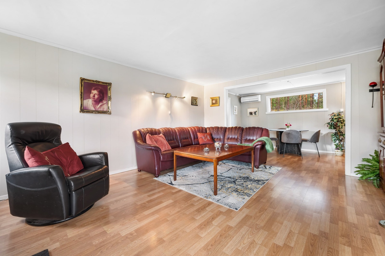 Egen naturlig plass for spisestue i enden av stuen Galleribilde