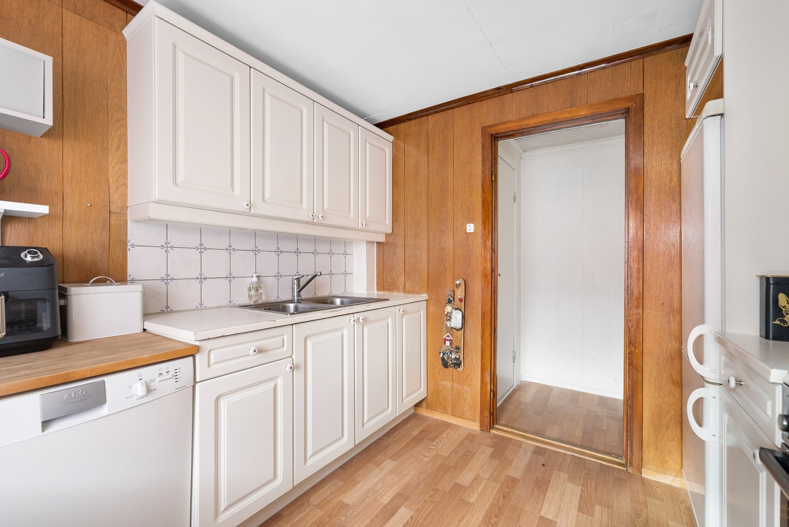 Av hvitevarer er det frittstående komfyr, oppvaskmaskin og kjøleskap med fryser. Ventilator i overskap. Galleribilde