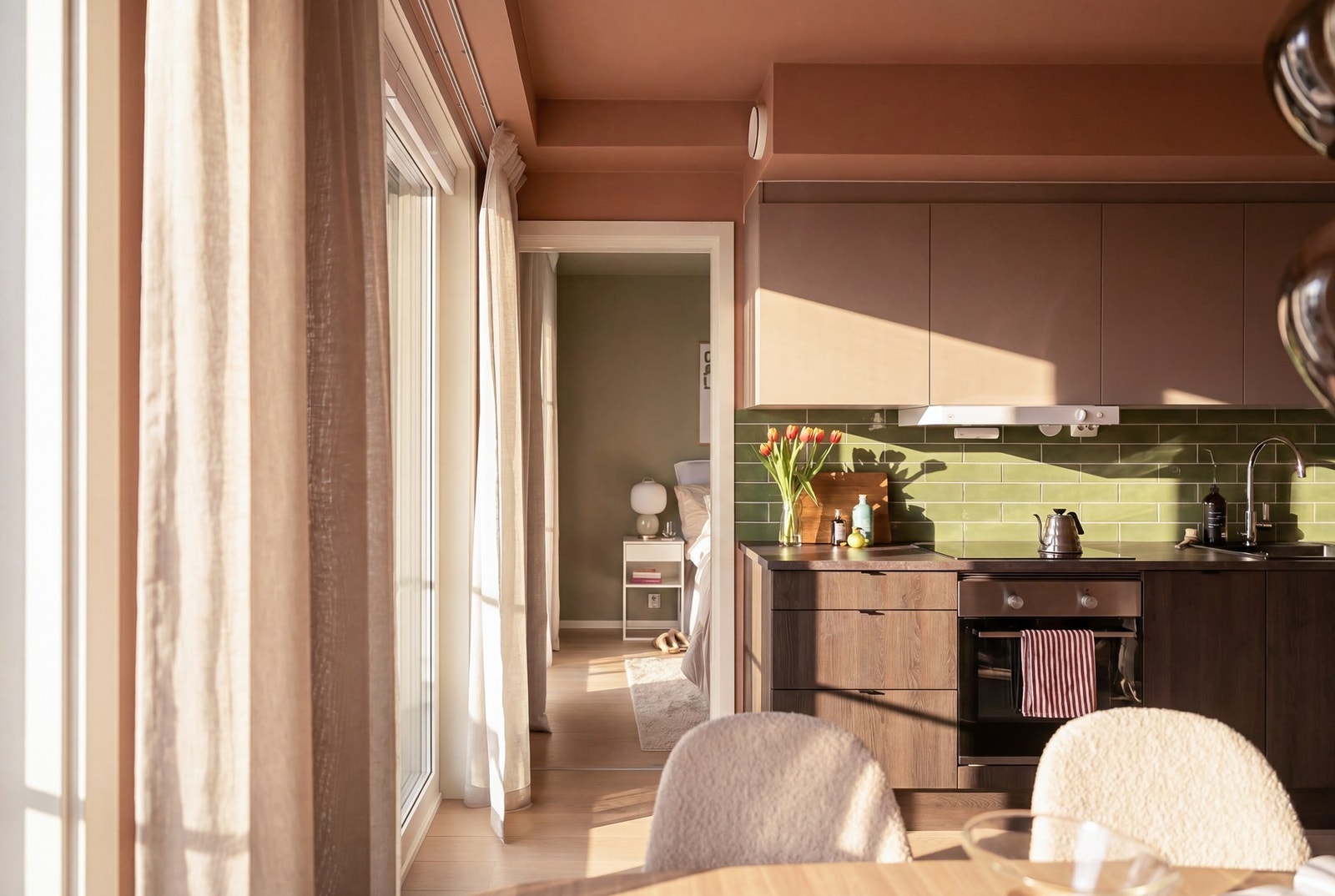 Leiligheten har soneregulert, vannbåren gulvvarme i alle rom. Det er også balansert ventilasjon. Ypperlig inneklima året rundt. Galleribilde