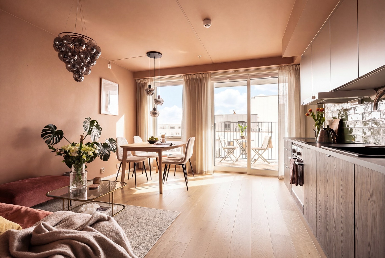 Kassen som strekker seg langs skyvedøren og vinduene er spesialbygget for å kunne henge opp gardiner. Galleribilde