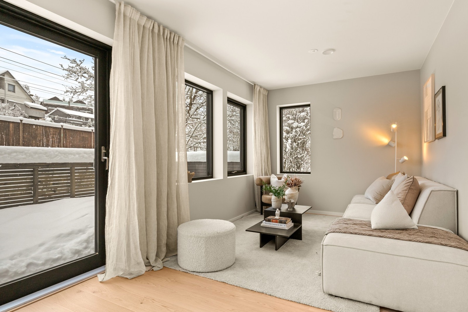 Tiltalende stue i 2. etg. med store vindusflater, som gir rikelig med naturlig lys Galleribilde