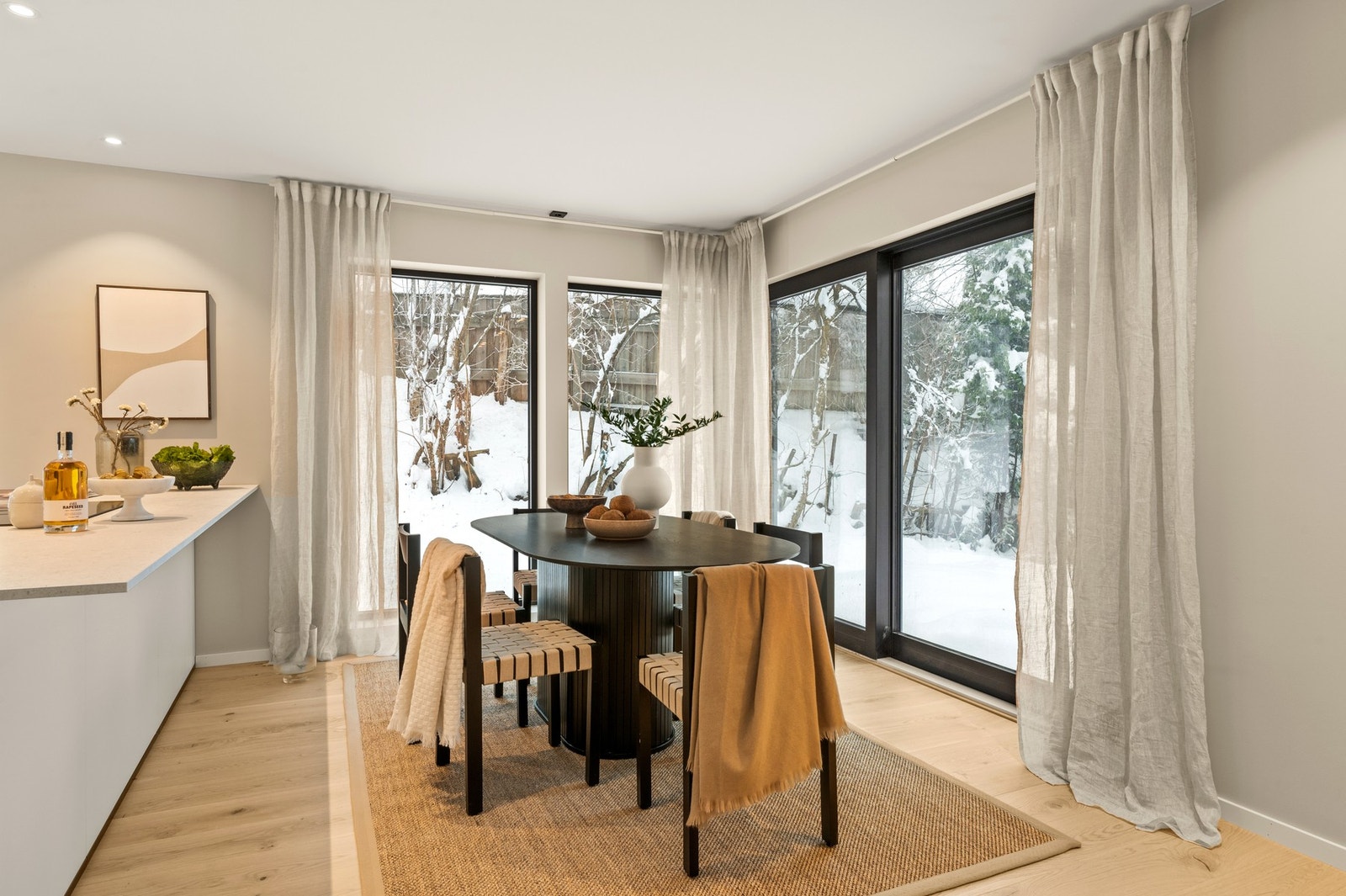 Store vindusflater gir rikelig med naturlig lys Galleribilde