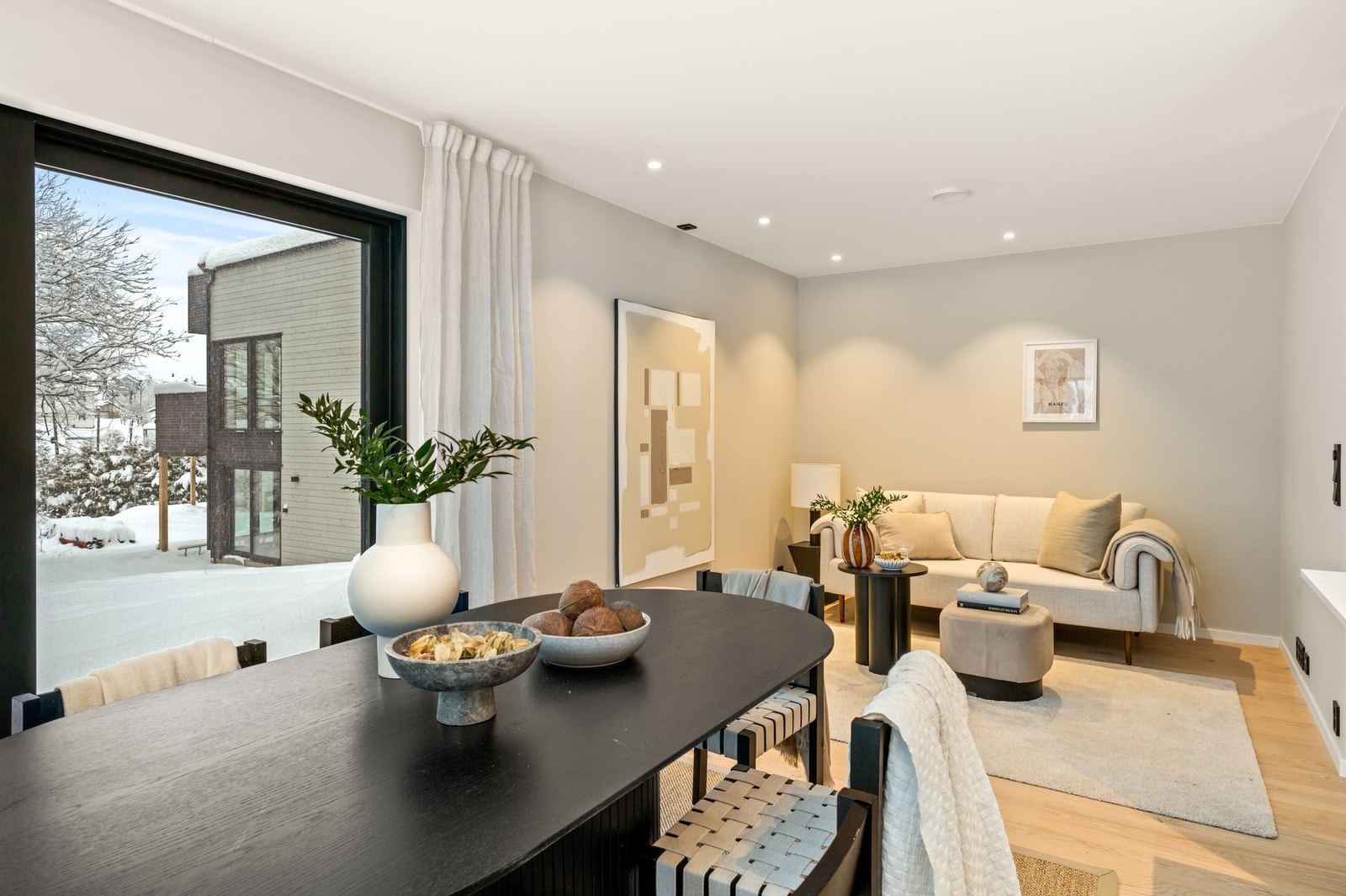 Som nevnt har kjøkkenet flere sosiale soner, her med både spiseplass og sofa lounge område. Stuen ligger i 2. etg. Galleribilde