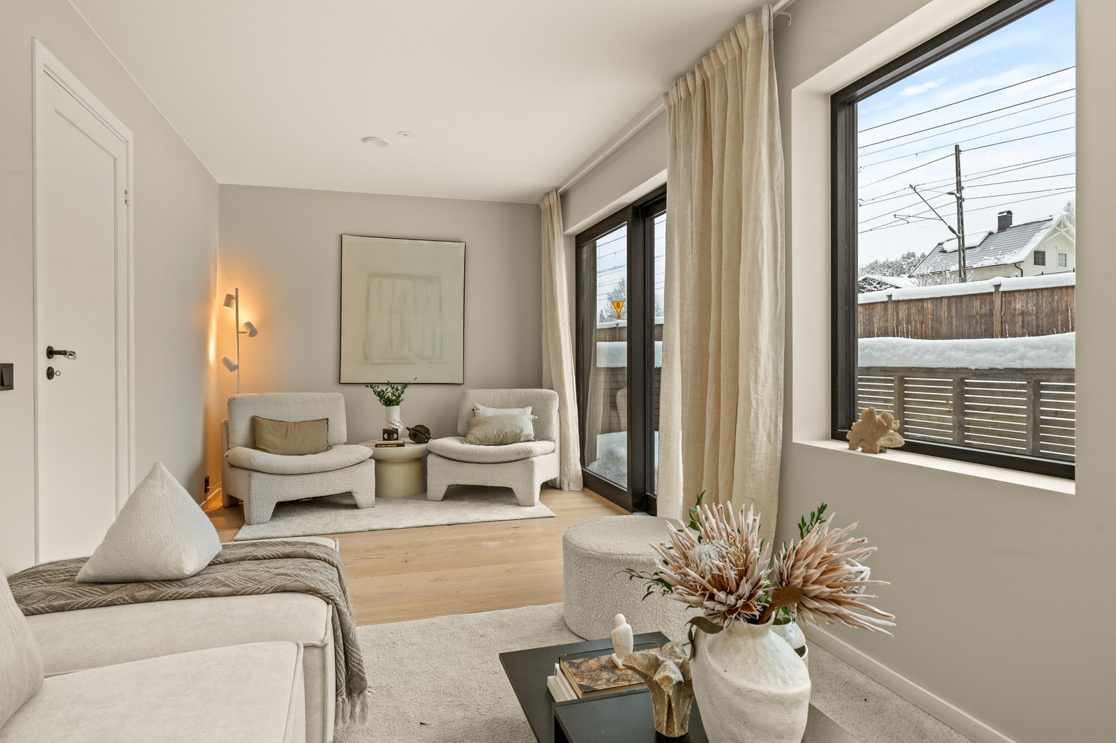 Fra stuen er det direkte utgang til stor veranda Galleribilde