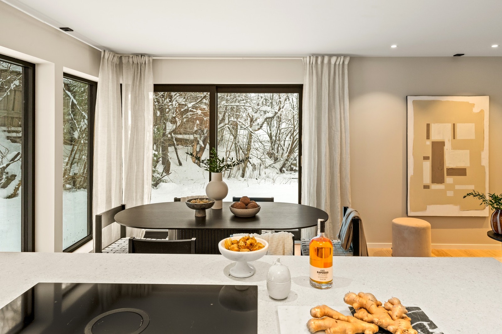 Fra kjøkkenet har man god oversikt over spiseplassen - noe som skaper en naturlig og sosial flyt mellom matlaging og måltider Galleribilde