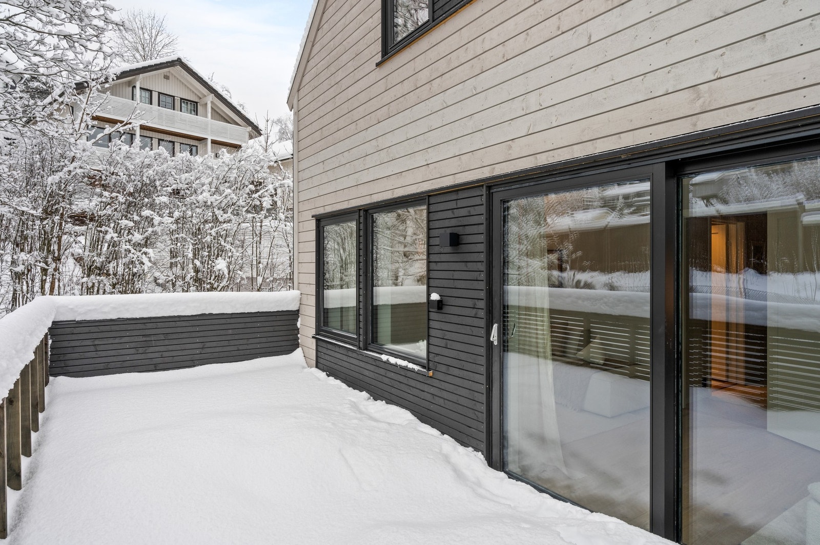 På veranda er det plass til flere sittegrupper, grill etc. Galleribilde