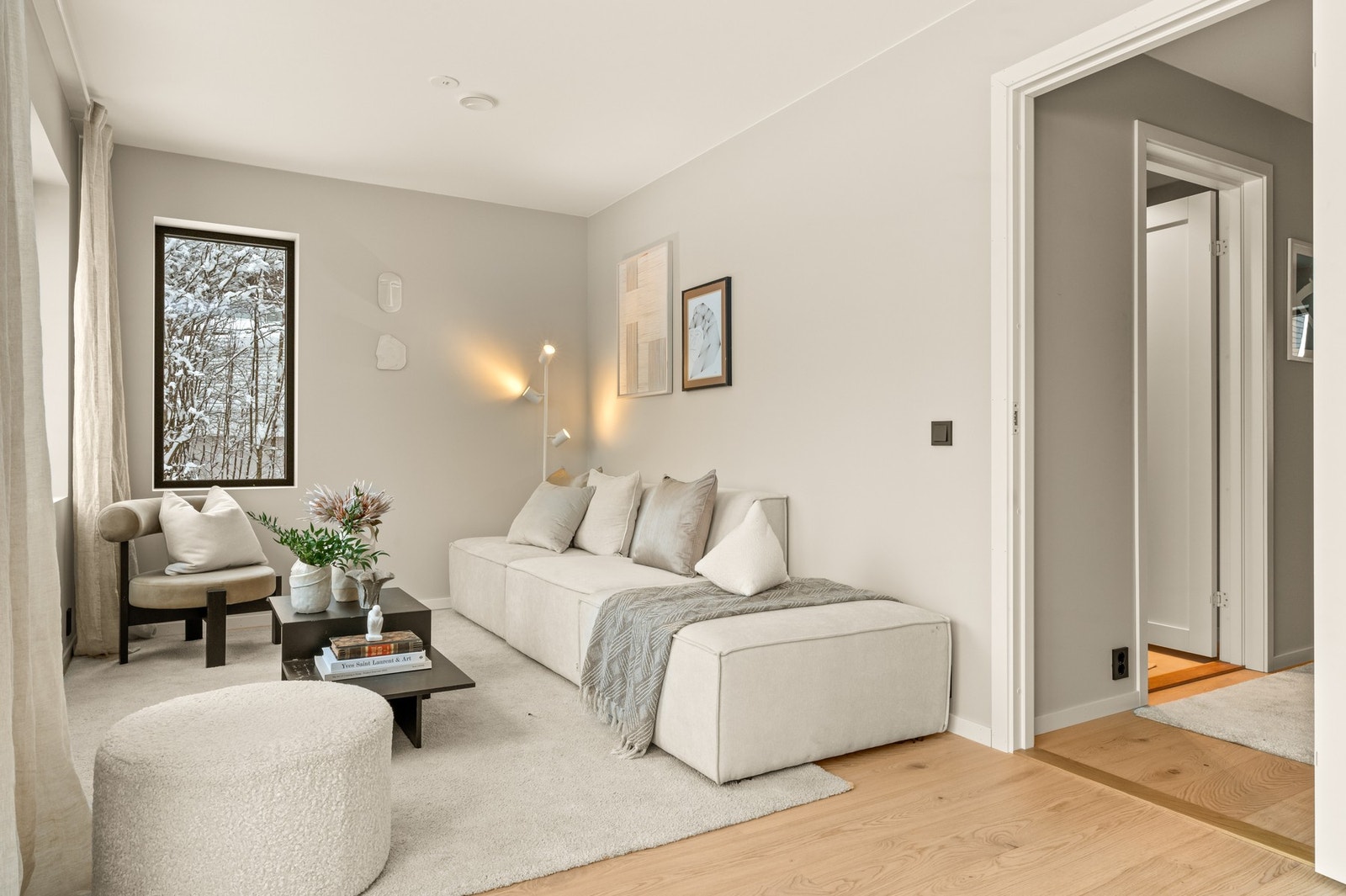 Delikate fargetoner og downlights gir stuen et elegant og behagelig preg Galleribilde