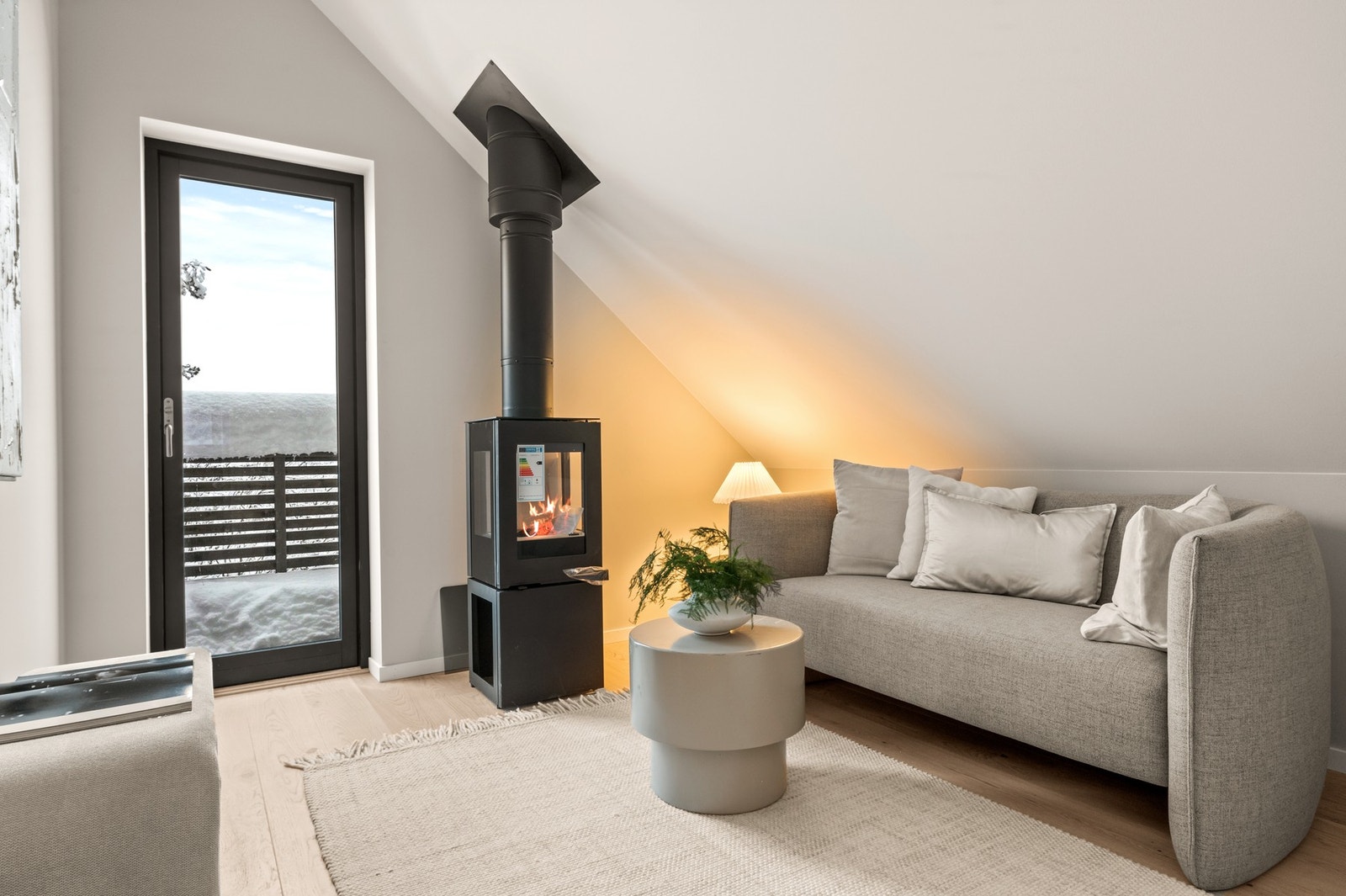 TV-stue med peisovn - utgang til balkong Galleribilde