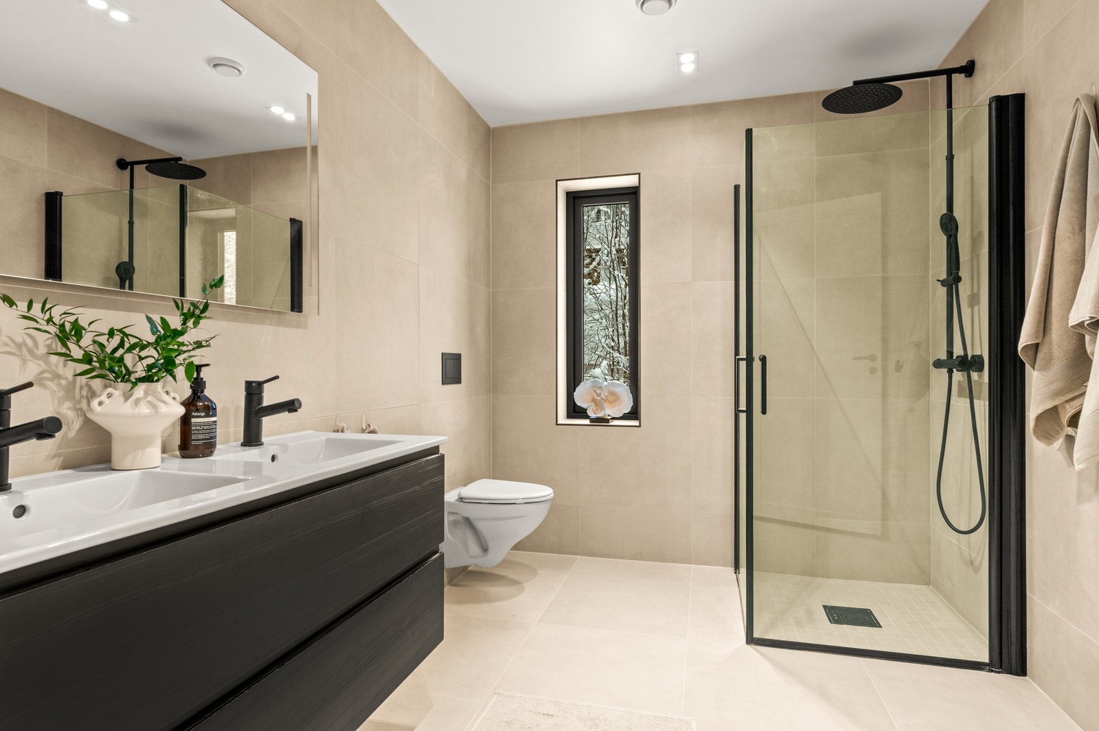 Baderom i 2. etasje - delikate fliser og høy standard Galleribilde