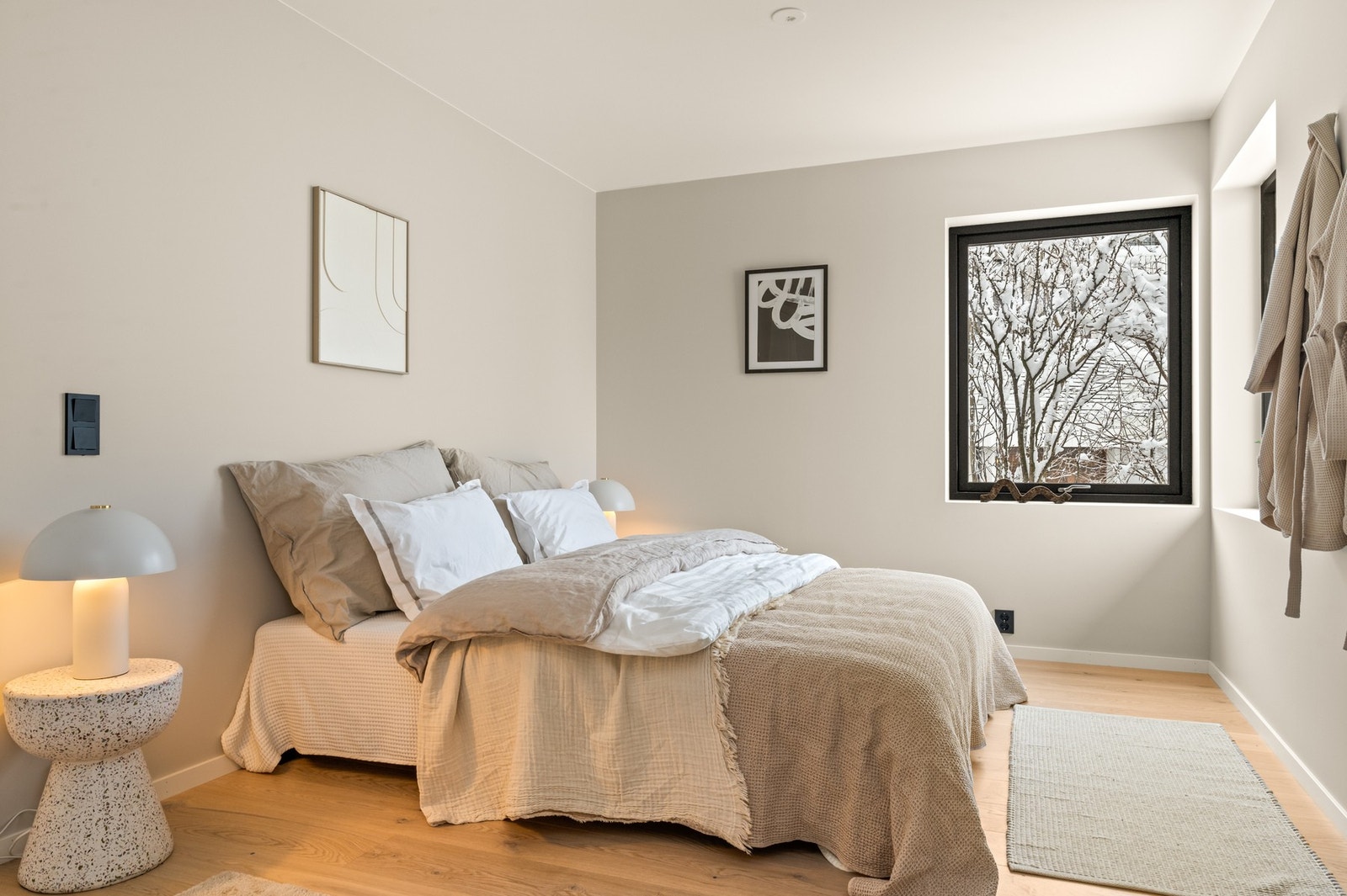 Fin plass til dobbeltseng, nattbord m.m. Galleribilde