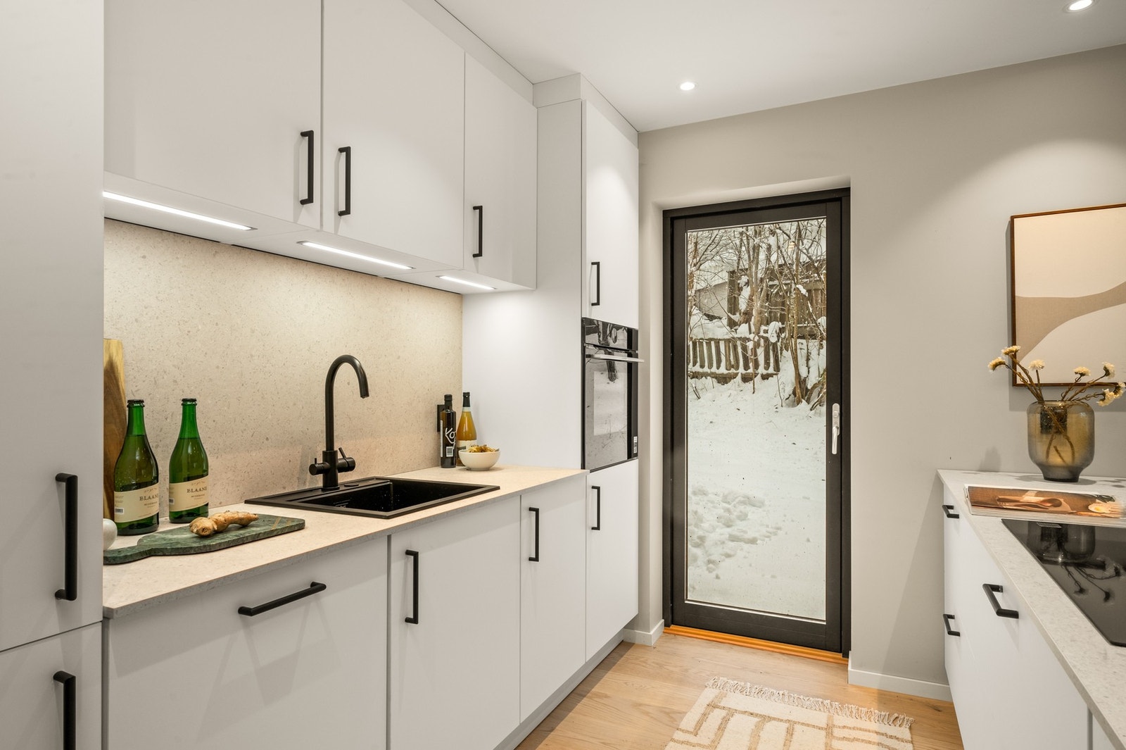 Innebygd lys under skap Galleribilde