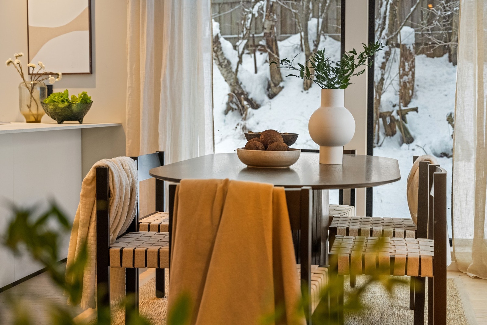 Herlig spisekjøkken med god plass til langt spisebord for hele storfamilien Galleribilde