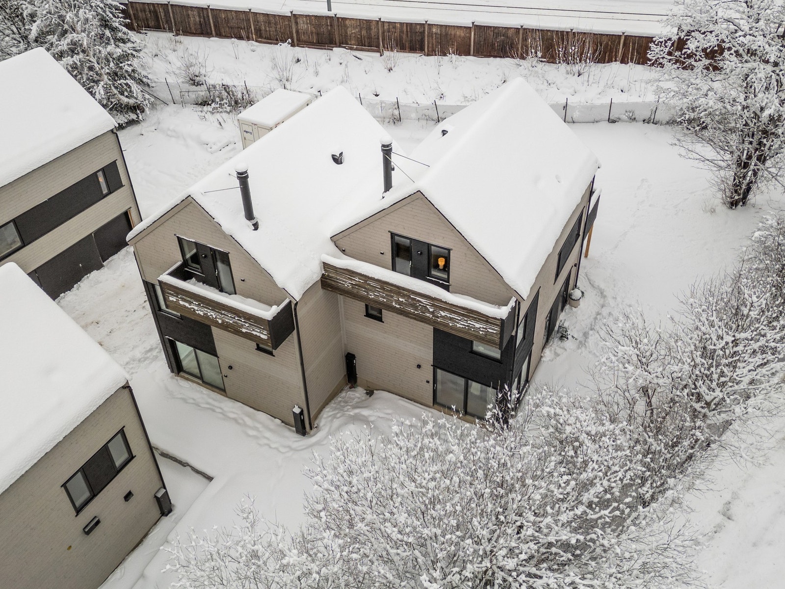 Fine tomannsboliger, bygget til høyre er det som er til salgs Galleribilde