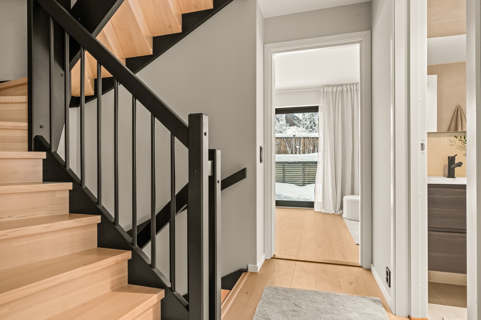 Solide og lekre trapper med tette trinn mellom etasjene Galleribilde