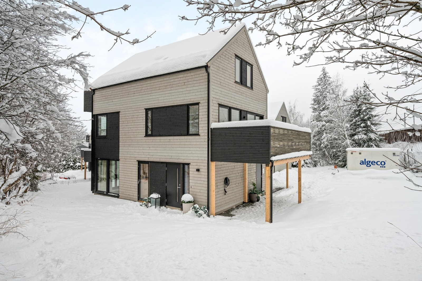 Bygget ligger fint og usjenert i sameiet med hjørnetomt Galleribilde