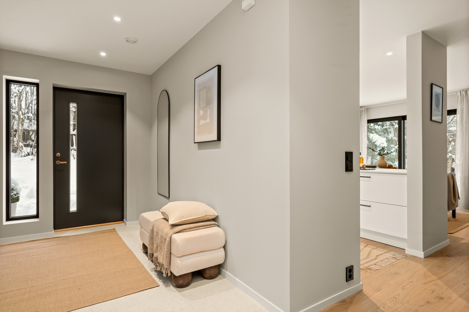 Hyggelig inngangsparti med pene overflater Galleribilde