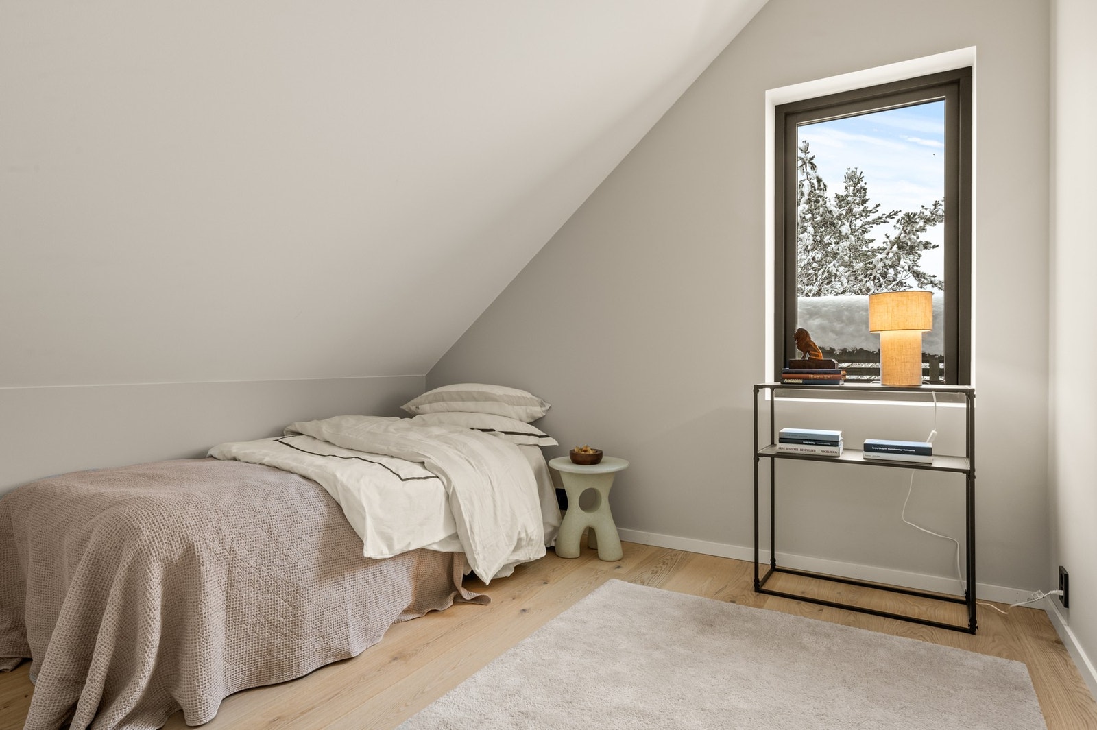 Soverom 2 med plass til seng, arbeidsplass og garderobeløsninger Galleribilde