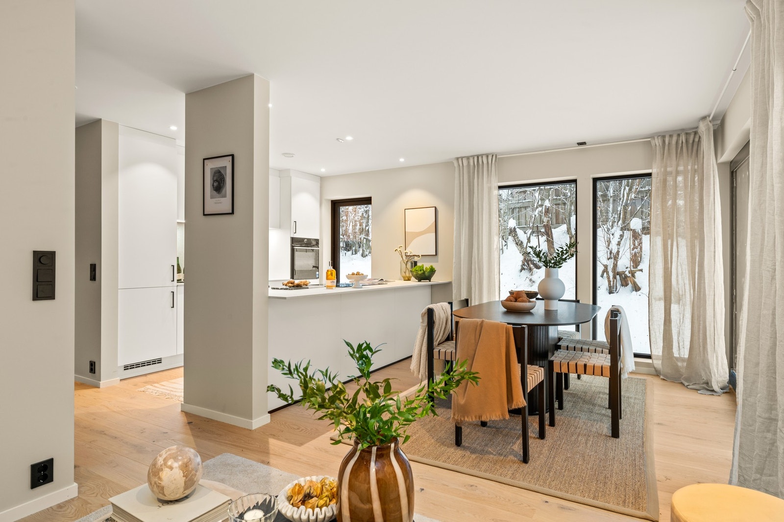 Fantastisk spisekjøkken med flere sosiale soner Galleribilde