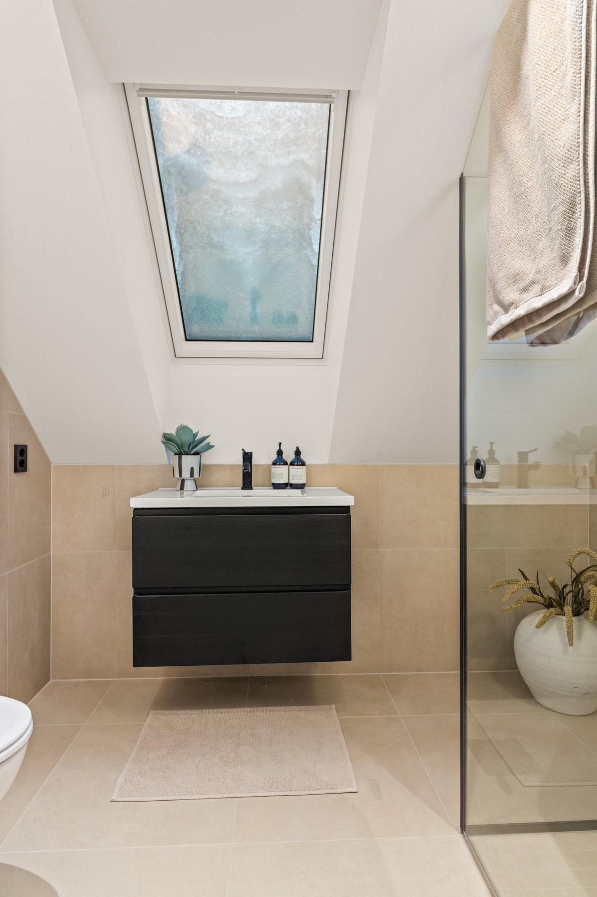 Flott baderom i 3. etg. med toalett, servant og dusjhjørne med glassvegg Galleribilde