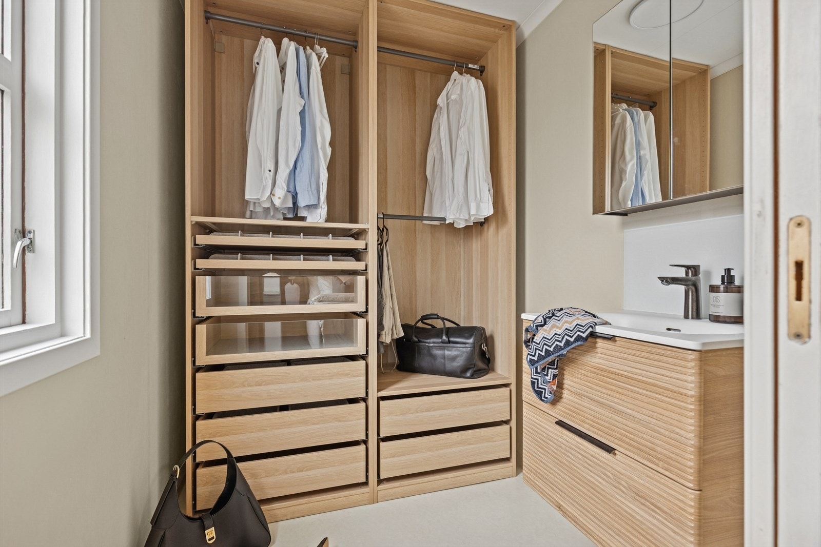 Walk-in closet. Galleribilde